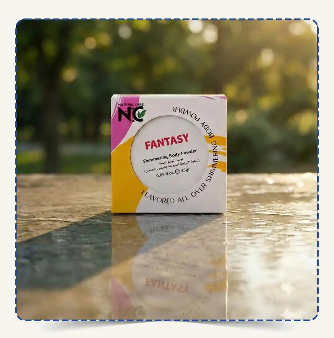علبة Fantasy Body Powder مربعة الشكل باللون الأبيض والبنفسجي والأصفر تحتوي على بودرة جسم معطرة بنكهة التوت والياسمين – ناتشورال كير