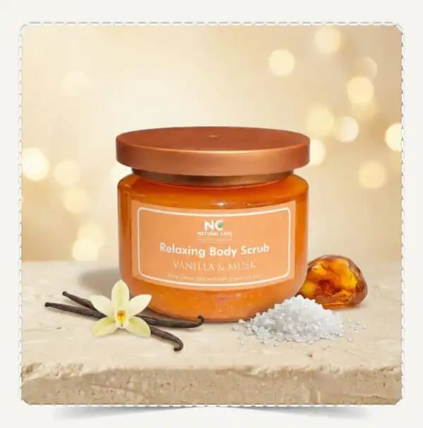 عبوة مقشر جسم طبيعي بزيت الفانيليا والمسك Natural Body Scrub Vanilla & Musk مع حجر المسك الكريستالي وزهرة فانيليا وعيدانها.