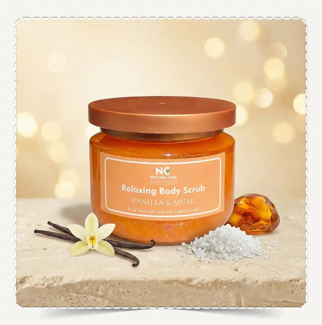 عبوة مقشر جسم طبيعي بزيت الفانيليا والمسك Natural Body Scrub Vanilla & Musk مع حجر المسك الكريستالي وزهرة فانيليا وعيدانها.