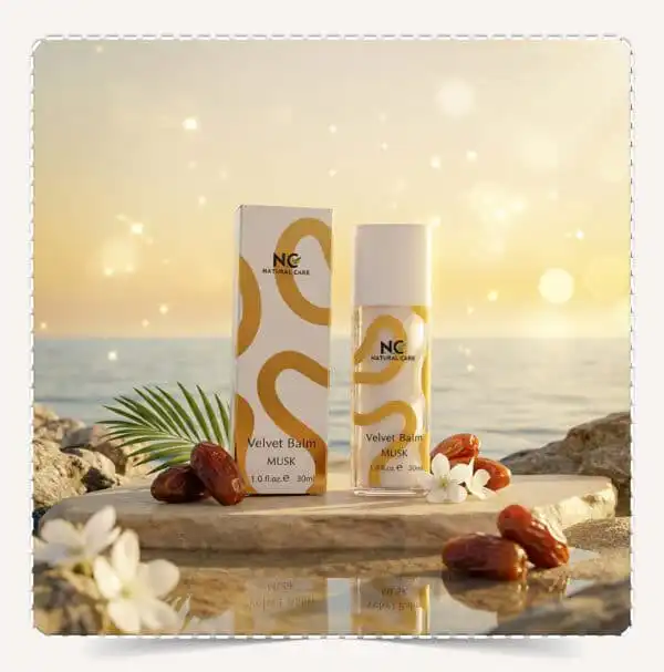 لمسة مخملية مسك - Velvet Balm Musk | Natural Care Oman Velvet Balm Musk من Natural Care Oman ناتشيرال كير عمان – عبوة المنتج مع العلبة بتصميم أبيض وذهبي