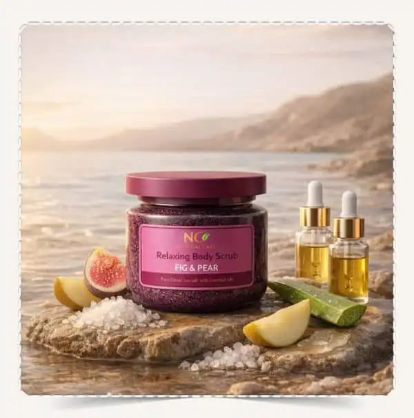مقشر جسم طبيعي بزيت التين والكمثرى Natural Body Scrub Fig & Pear على صخور شاطئ البحر الميت مع زيوت عطرية وقت الغروب.