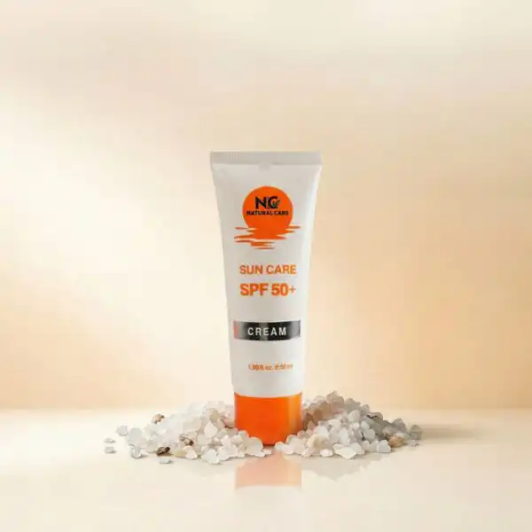 عبوة كريم الوقاية من الشمس Sun Care Cream SPF 50+ من ناتشرال كير عمان، تستقر على بلورات أملاح البحر الميت النقية لتعكس الحماية الطبيعية الفائقة ضد أشعة الشمس.