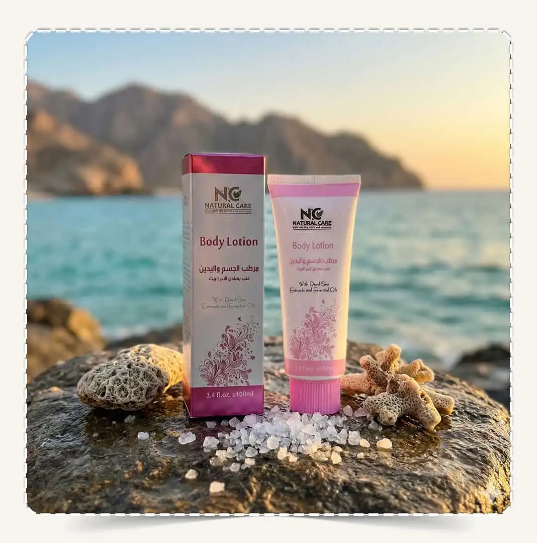 مرطب الجسم واليدين المعدني Mineral Body & Hand Lotion على صخرة شاطئية في عمان وقت الغروب.