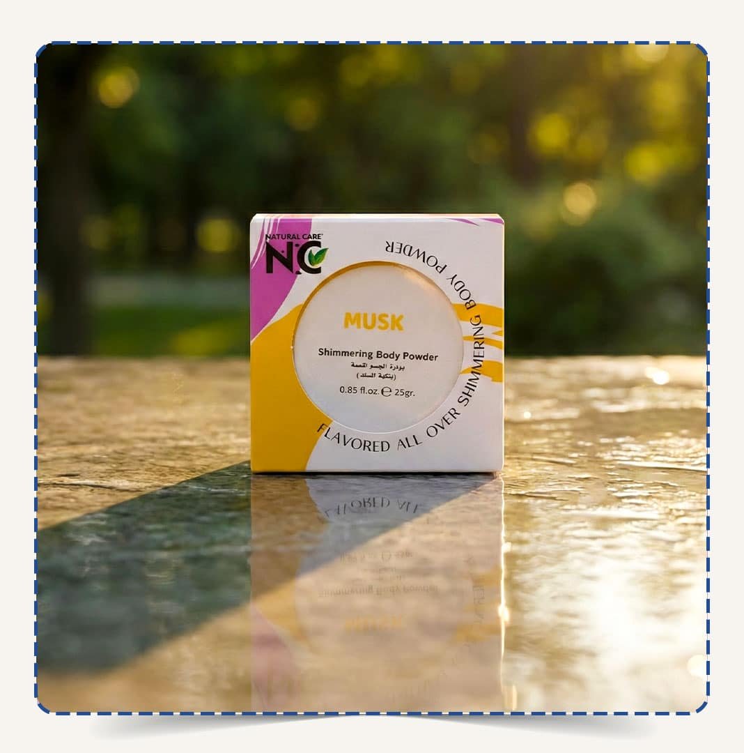 علبة Musk Body Powder مربعة الشكل باللون الأبيض والأصفر والوردي تحتوي على بودرة جسم معطرة برائحة المسك – ناتشورال كير