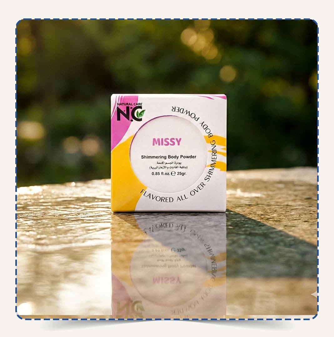 علبة Missy Body Powder مربعة الشكل باللون الأبيض والوردي والأصفر تحتوي على بودرة جسم معطرة بنكهة الغابات والأزهار البرية – ناتشورال كير