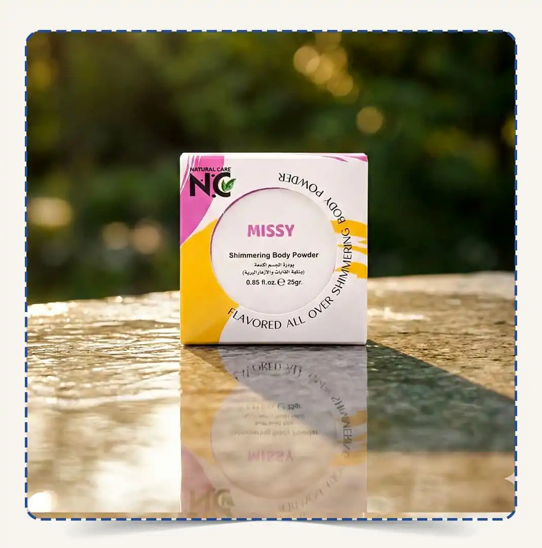 علبة Missy Body Powder مربعة الشكل باللون الأبيض والوردي والأصفر تحتوي على بودرة جسم معطرة بنكهة الغابات والأزهار البرية – ناتشورال كير