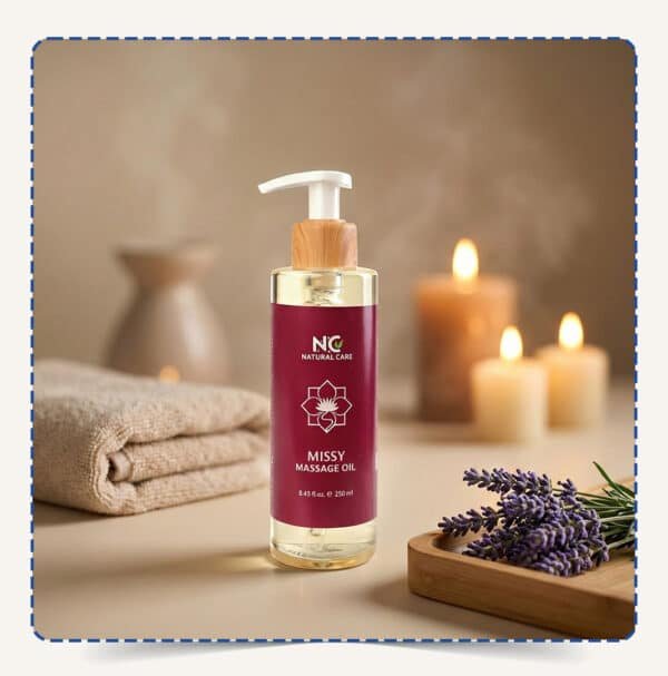 عبوة Missy Massage Oil بتصميم وردي أنيق مع مضخة خشبية، محاطة بالمناشف والشموع وزهور اللافندر في أجواء سبا ناعمة – ناتشورال كير عمان