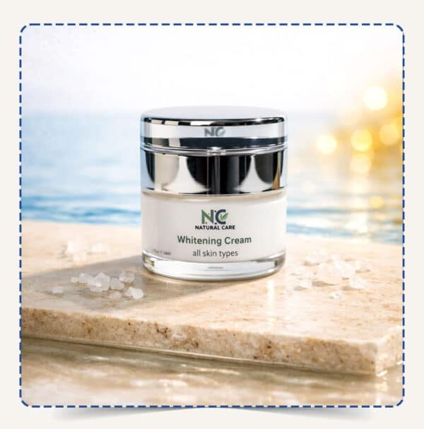 عبوة كريم تفتيح البشرة وتوحيد اللون Whitening Cream من ناتشرال كير مع مكونات البحر الميت وخلفية بيضاء نقية.