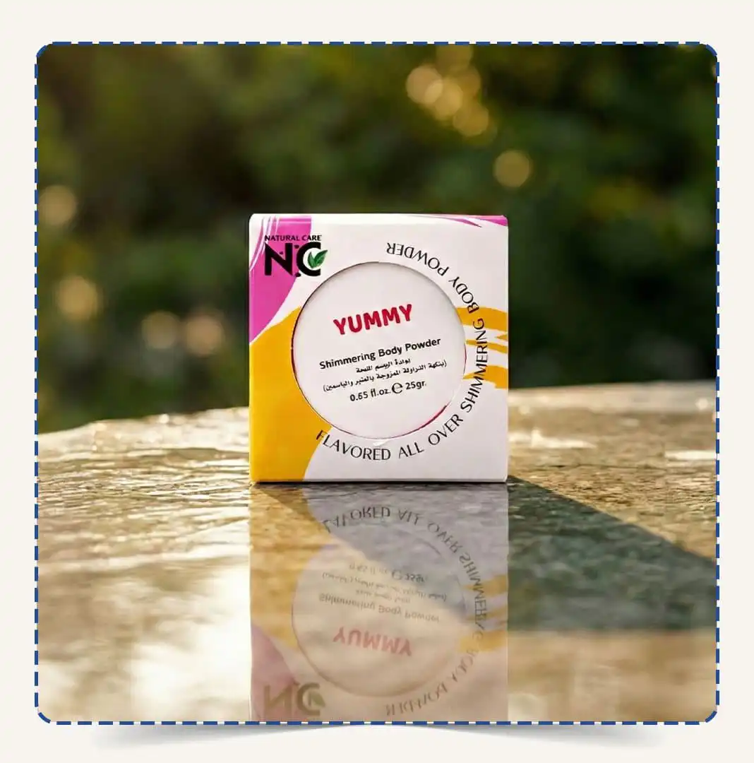علبة Yummy Body Powder مربعة الشكل باللون الأبيض والوردي والأصفر تحتوي على بودرة جسم معطرة بلمعة – ناتشورال كير