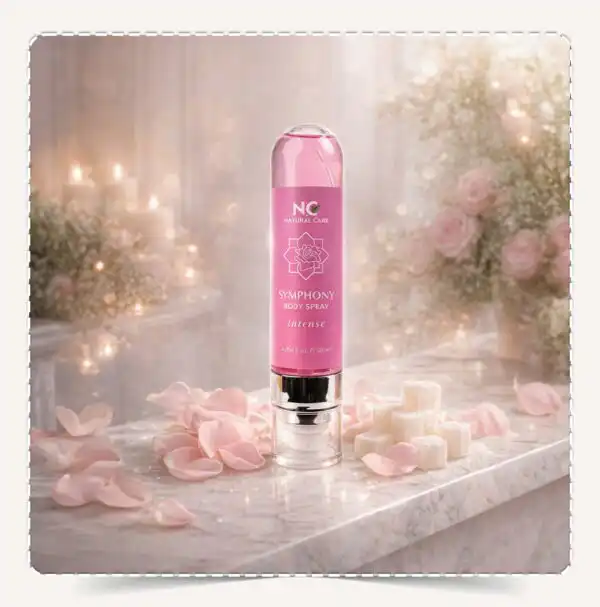 عبوة معطر الجسم سيمفوني Symphony Body Spray Intense مع بتلات الورد الوردي ومكعبات المسك الأبيض في سبا.