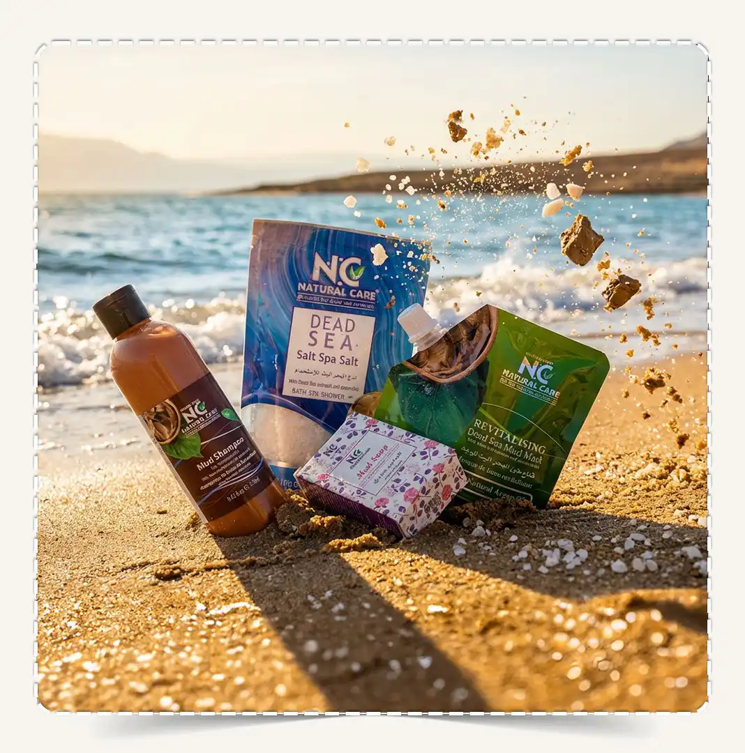 منتجات بوكس البحر الميت مدفونة في رمال الشاطئ أمام البحر مع رذاذ متطاير.