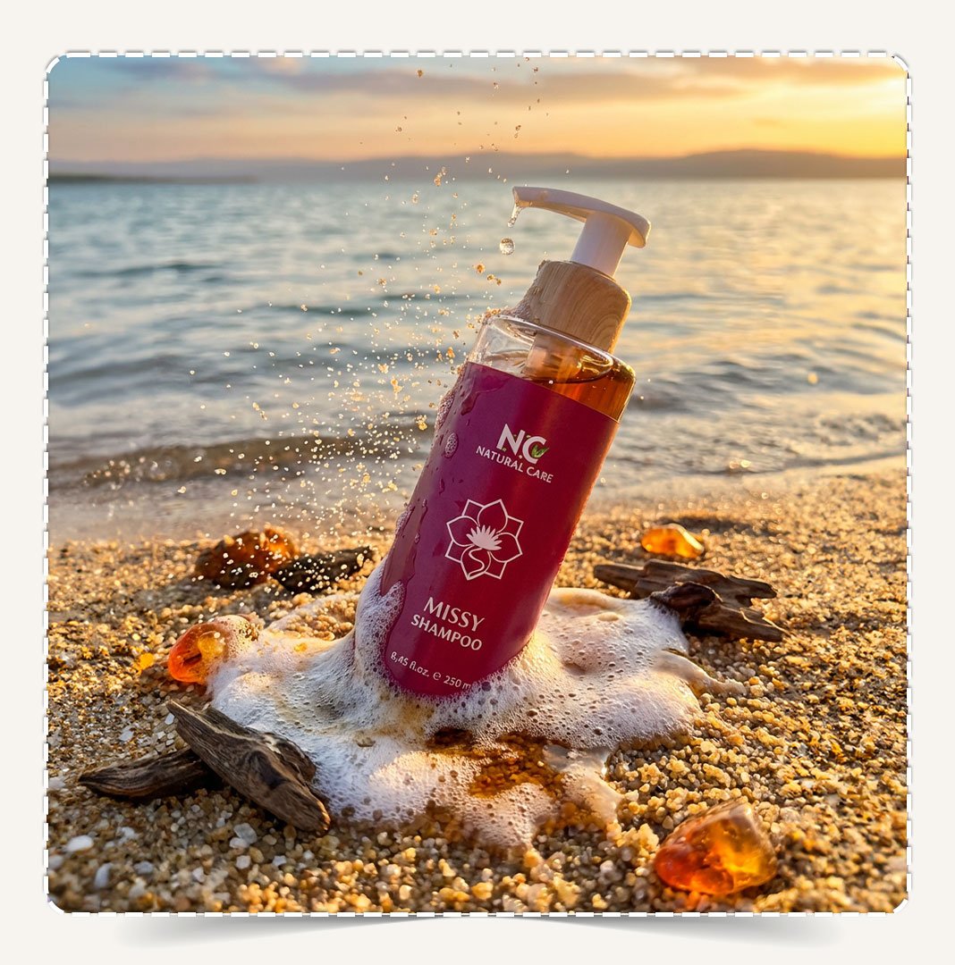 شامبو ميسي Missy Shampoo مدفون في رمال الشاطئ مع رذاذ الرمل والرغوة الغنية والعود.