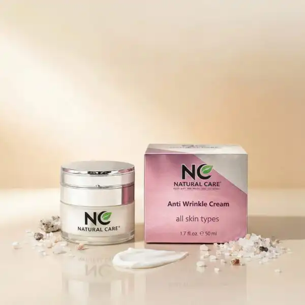 عبوة وصندوق كريم مقاومة التجاعيد Anti-Wrinkle Cream من ناتشرال كير عمان، مع مسحة توضح قوام الكريم الغني وأملاح البحر الميت الطبيعية.