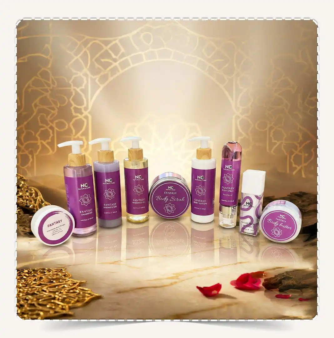 منتجات مجموعة فانتزي | Fantasy Collection للعناية بالجسم برائحة الزهور البرية معروضة على رخام لامع مع خلفية بزخارف عربية ذهبية.