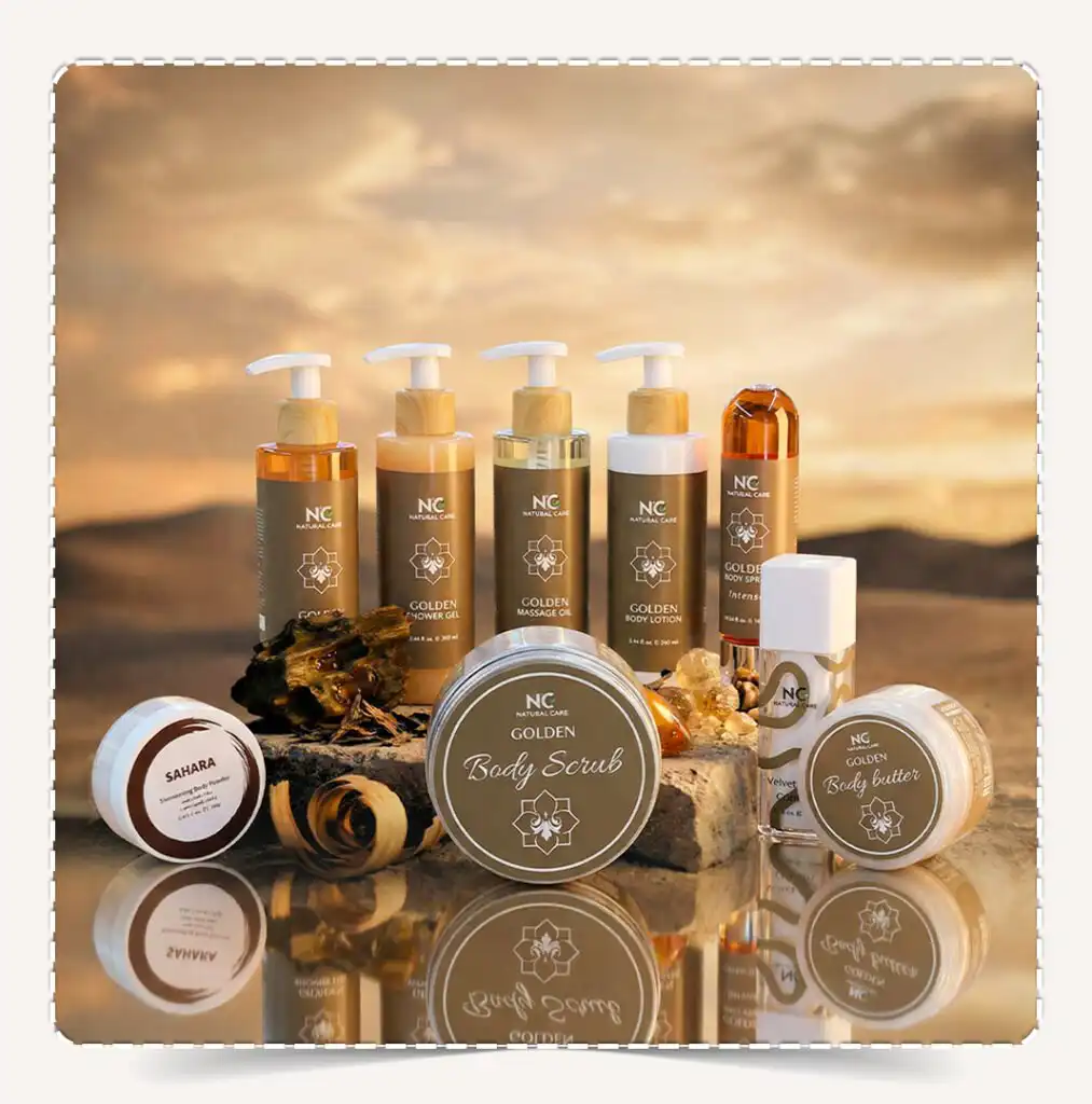 منتجات مجموعة جولدن | Golden Collection للعناية بالجسم برائحة الفانيليا والعنبر معروضة باحترافية في بيئة طبيعية وقت الغروب الساحر.