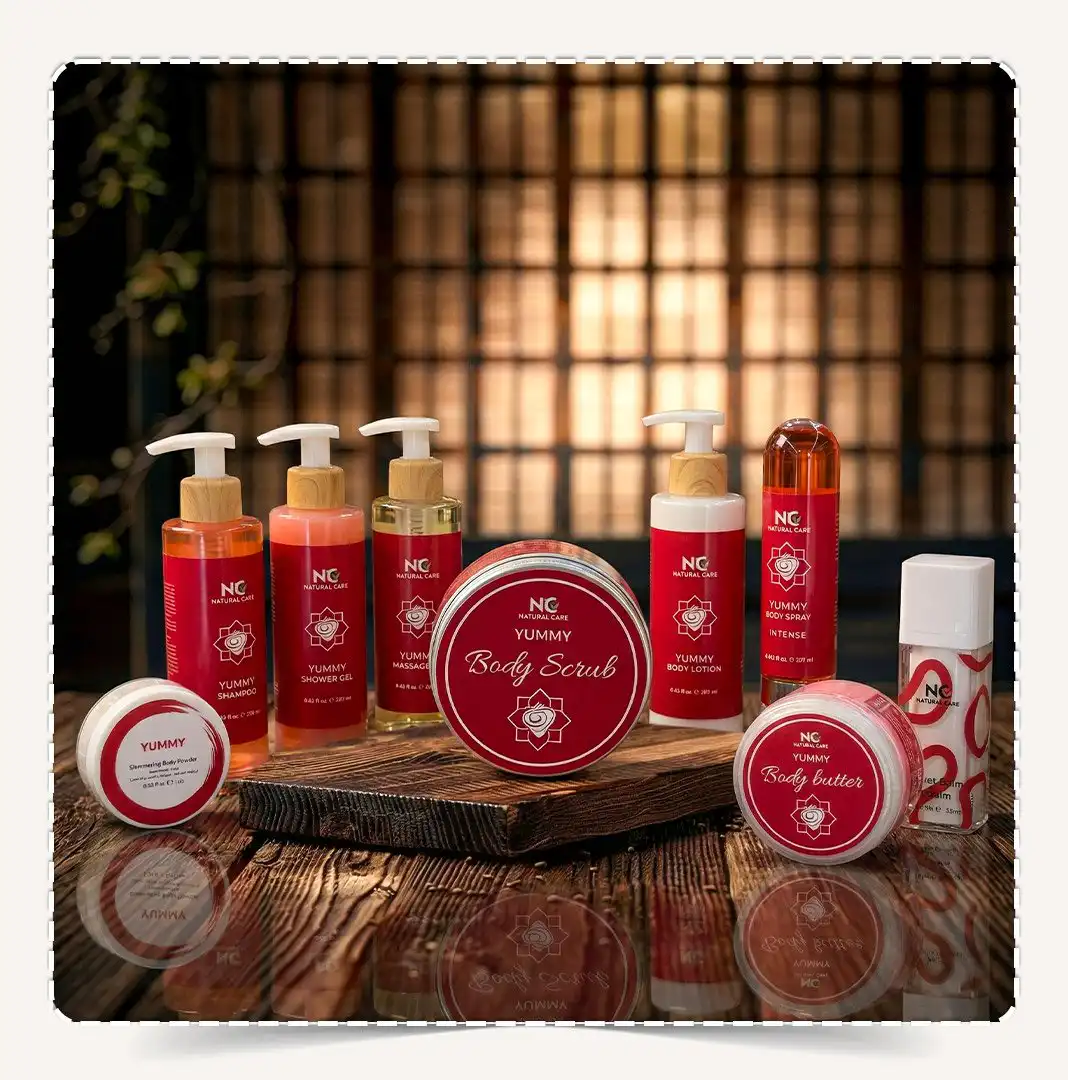 منتجات مجموعة يامي | Yummy Collection للعناية بالجسم برائحة الفراولة والعنبر معروضة باحترافية على قاعدة خشبية طبيعية مع انعكاس لامع.