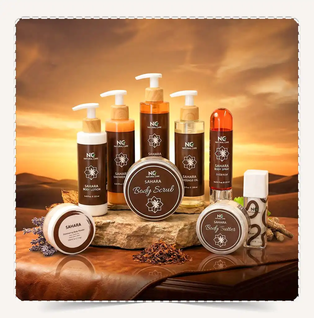 منتجات مجموعة صحارى | Sahara Collection للعناية بالجسم برائحة الفانيلا والمسك معروضة على صخرة في بيئة صحراوية وقت الغروب.