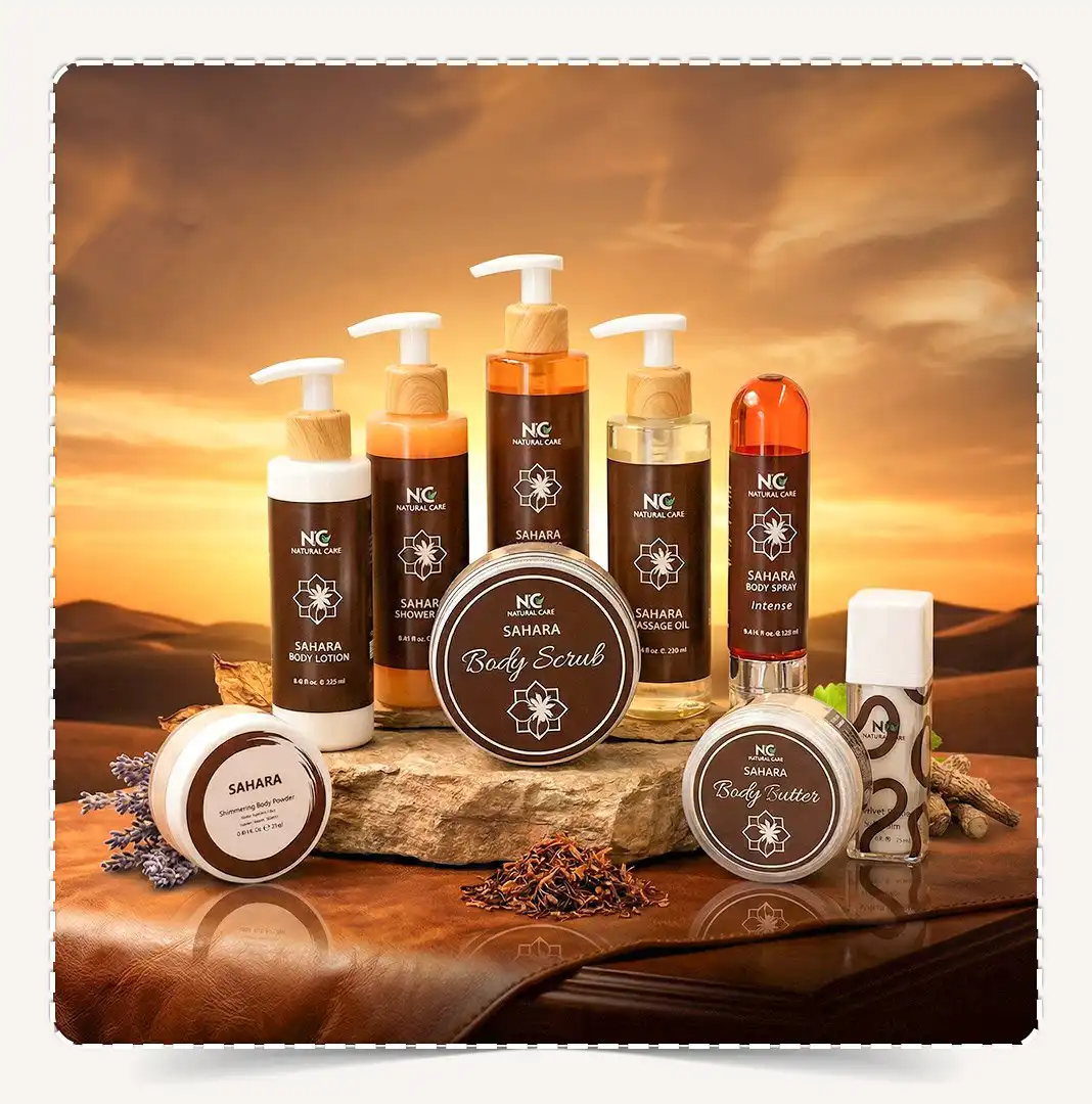 منتجات مجموعة صحارى | Sahara Collection للعناية بالجسم برائحة الفانيلا والمسك معروضة على صخرة في بيئة صحراوية وقت الغروب.