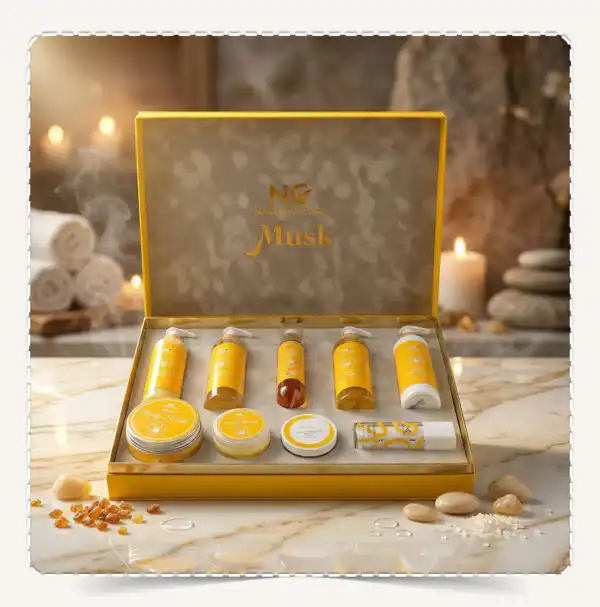 أحسن منتجات مجموعة مسك | MUSK Collection للعناية بالجسم برائحة المسك والعنبر معروضة على سطح خشبي داكن لامع يعكس فخامة الطبيعة.
