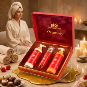 صندوق مفتوح يعرض محتويات مجموعة العناية اليومية يمي من ناتشرال كير عمان والتي تضم لوشن، معطر، وشاور جل، في أجواء سبا فاخرة مع سيدة تسترخي وسط الفراولة والحلويات.
