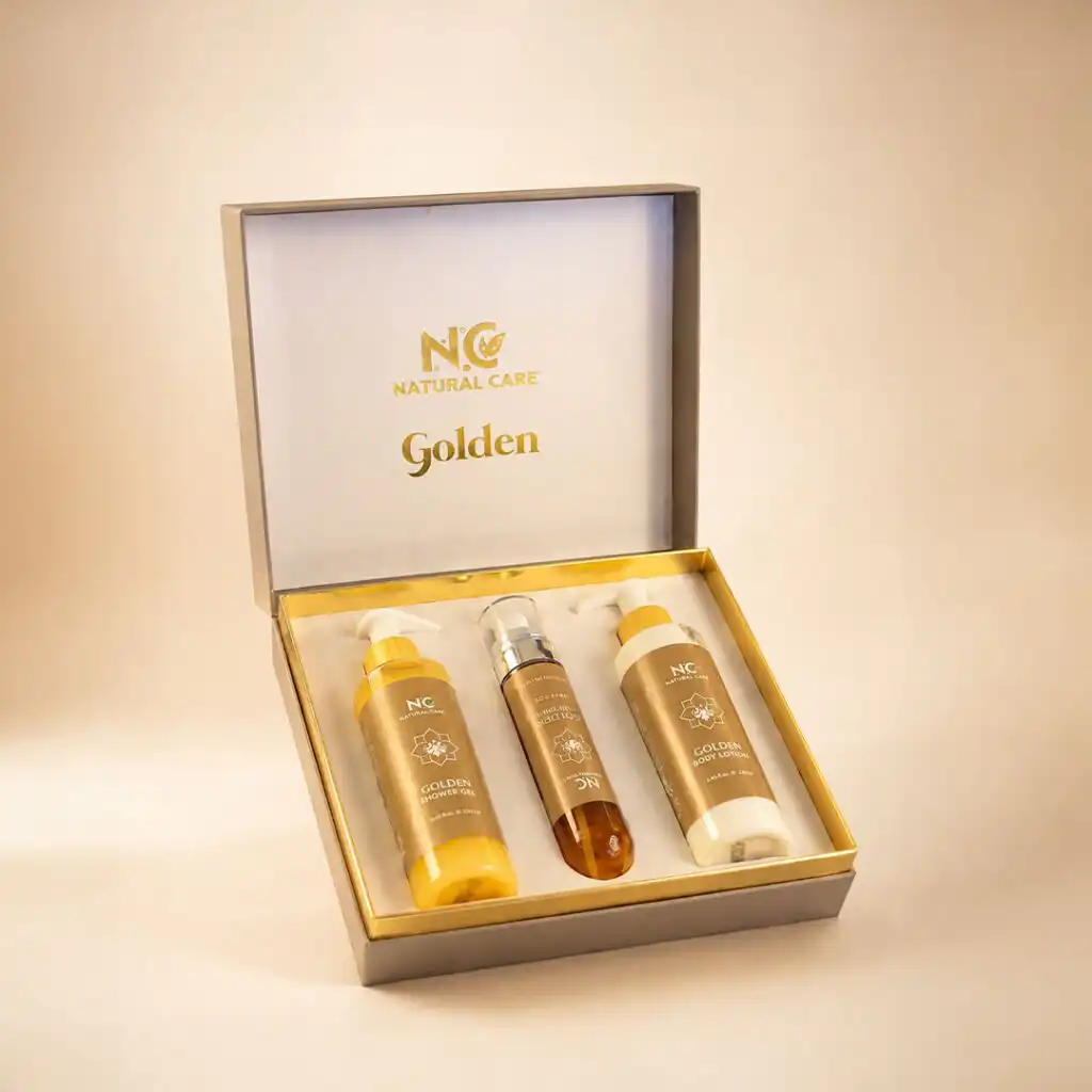 مجموعة جولدن العناية اليومية جولدن بالبشرة والجسم من Natural Care Oman، بوكس فاخر يحتوي على شاور جل طبيعي ومعطر جسم طبيعي ولوشن طبيعي للجسم برائحة الفانيلا والعنبر ومعادن البحر الميت.