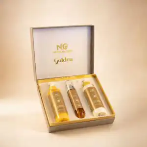 مجموعة جولدن العناية اليومية جولدن بالبشرة والجسم من Natural Care Oman، بوكس فاخر يحتوي على شاور جل طبيعي ومعطر جسم طبيعي ولوشن طبيعي للجسم برائحة الفانيلا والعنبر ومعادن البحر الميت.